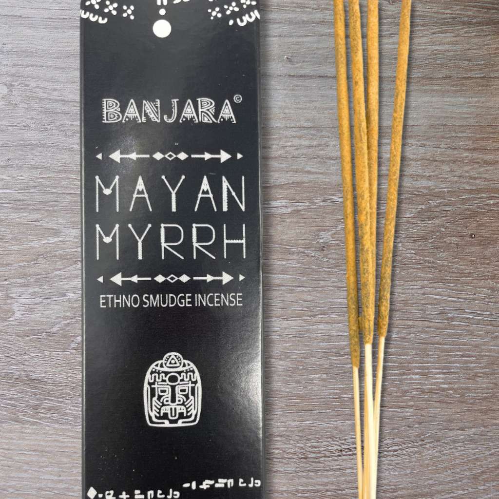 Gros plan sur le paquet d’encens Mirra Maya avec les bâtons visibles.