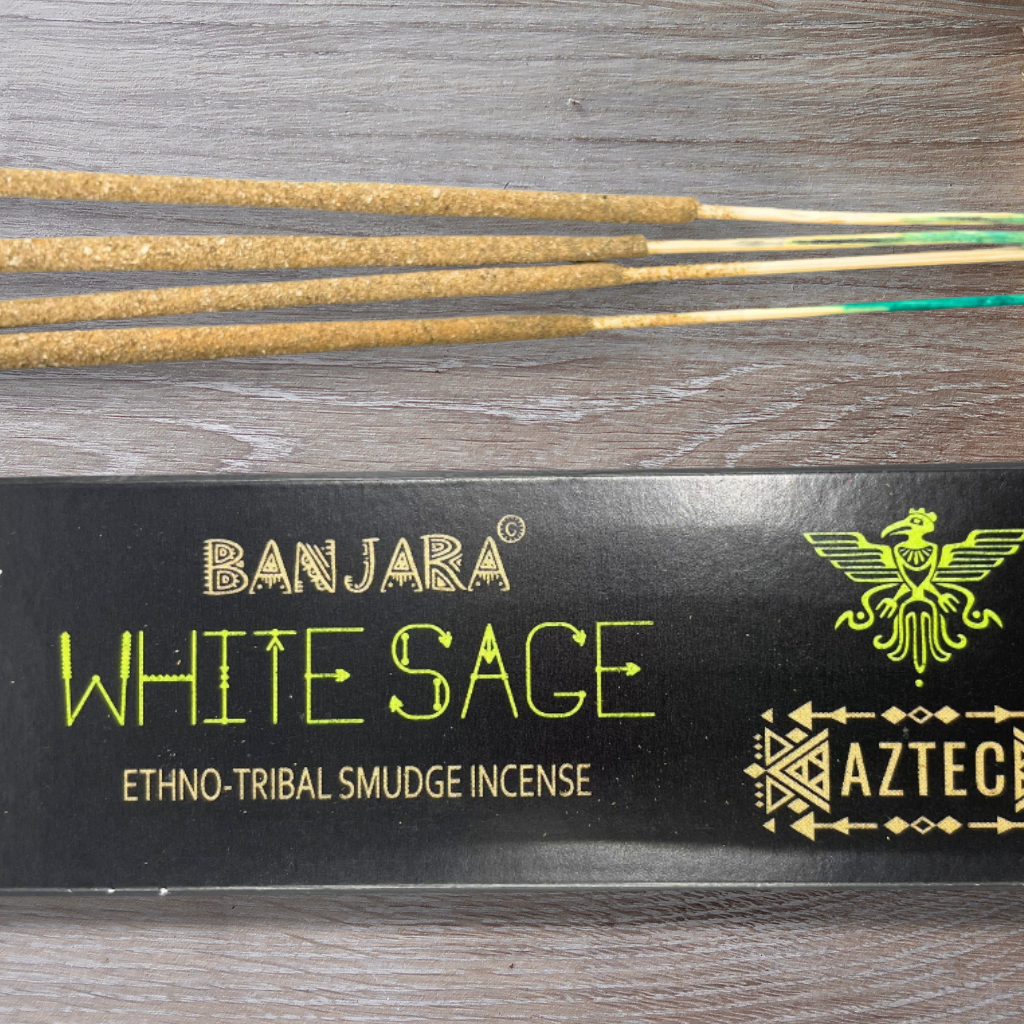 Gros plan sur l’emballage de l’encens Salvia Blanca Banjara Tribal Smudge.