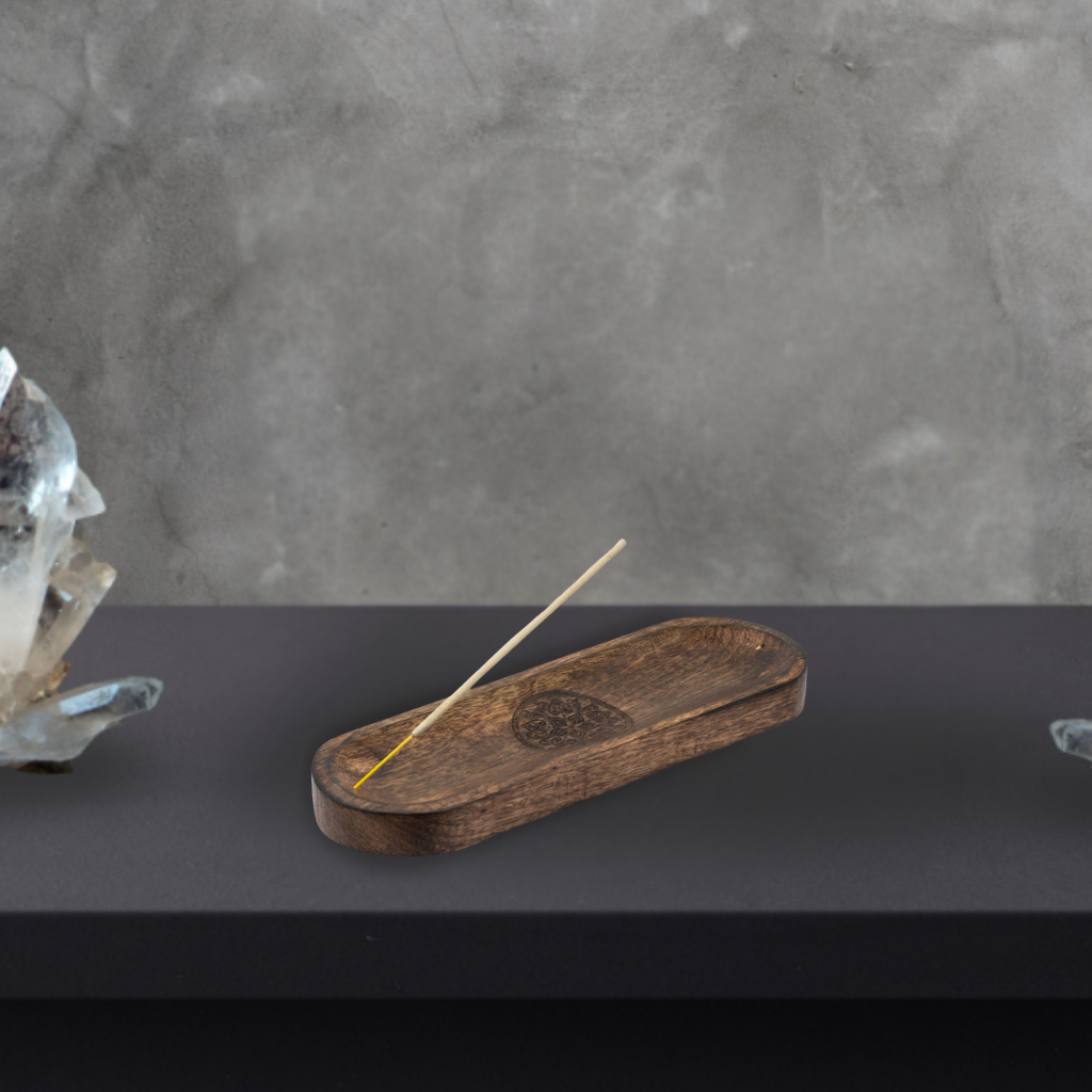 Porte-encens artisanal en bois de manguier avec motif mandala, présenté avec un bâton d’encens allumé pour la méditation et la détente.
