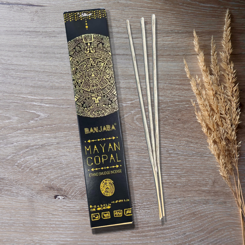 Boîte d’encens Banjara Mayan Copal posée sur une surface en bois, utilisée pour la purification énergétique.