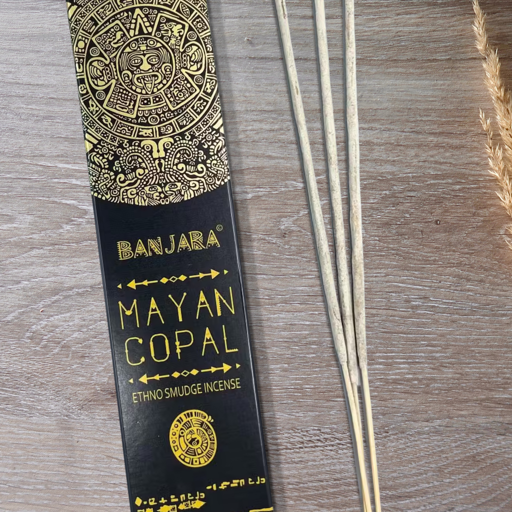 Boîte d’encens Banjara Mayan Copal posée sur une surface en bois, utilisée pour la purification énergétique.