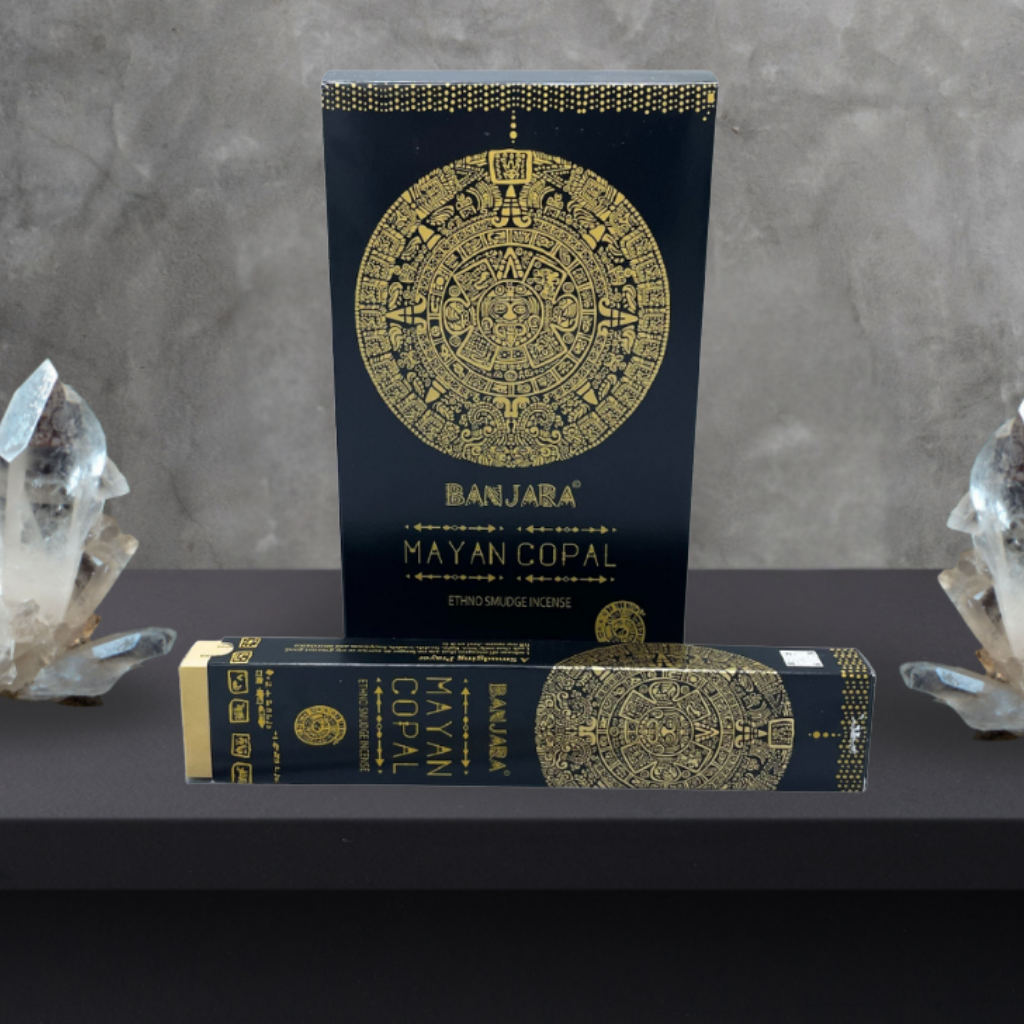 Boîte d’encens Banjara Mayan Copal posée sur une surface sombre, utilisée pour la purification énergétique.
