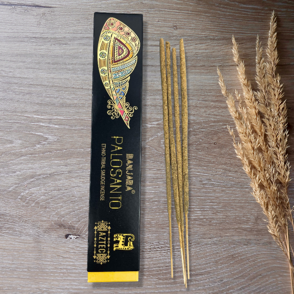 Bâtons d’encens Palo Santo avec la boîte Banjara, présentés sur une surface neutre.