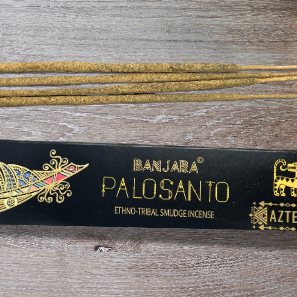 Gros plan sur les détails de la boîte d’encens Palo Santo Banjara Tribal Smudge.