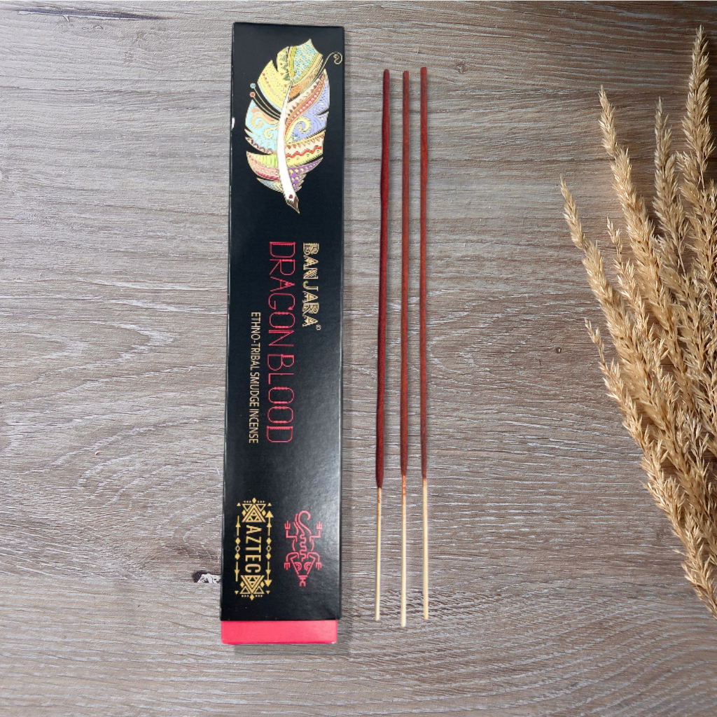 Vue latérale de la boîte d’encens Sang de Dragon avec les bâtons.