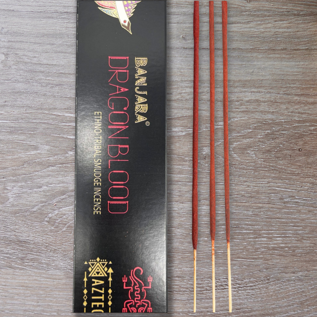 Gros plan sur l’emballage de l’encens Sangre de Dragón Banjara Tribal Smudge.