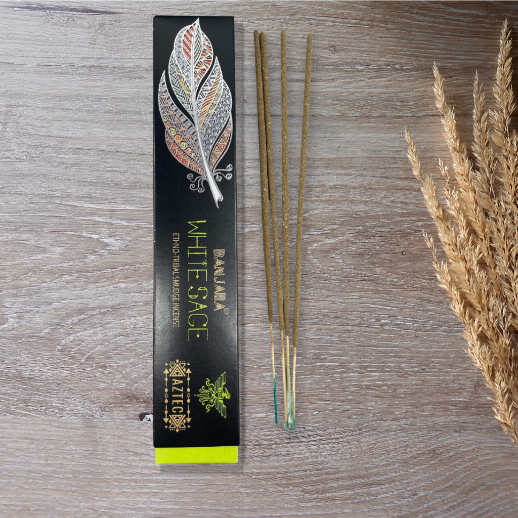 Vue latérale de la boîte d’encens Salvia Blanca Banjara avec les bâtons.