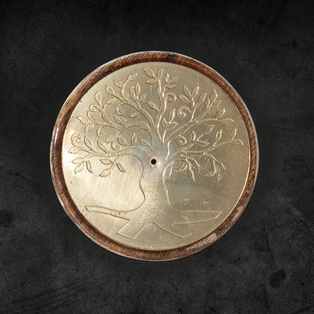 Porte-encens en bois de manguier gravé d’un Arbre de Vie doré, utilisé pour la méditation et la purification énergétique.