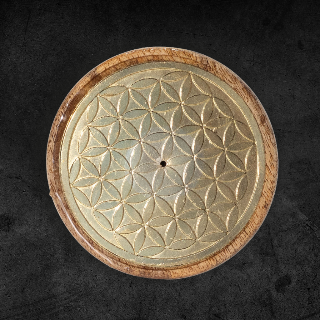 Porte-encens en bois de manguier doré gravé du symbole sacré de la Fleur de Vie, utilisé pour la purification et la méditation.