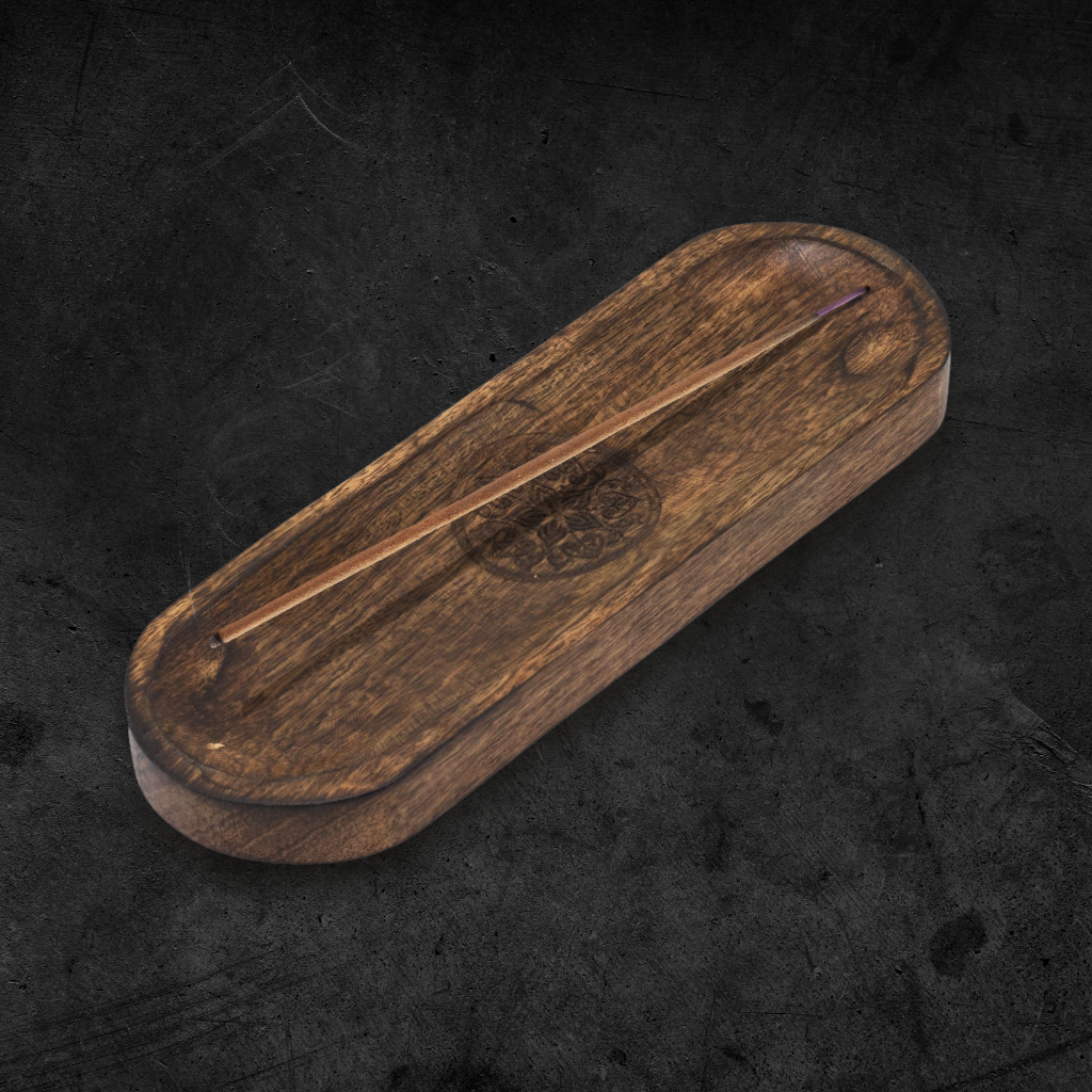 Grande bandeja porte-encens en bois de manguier gravée d’un mandala, utilisée pour la purification et les rituels spirituels.