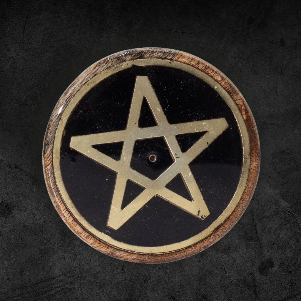 Porte-encens artisanal noir et doré en bois de manguier gravé du Pentacle, symbole de protection et d’équilibre spirituel.